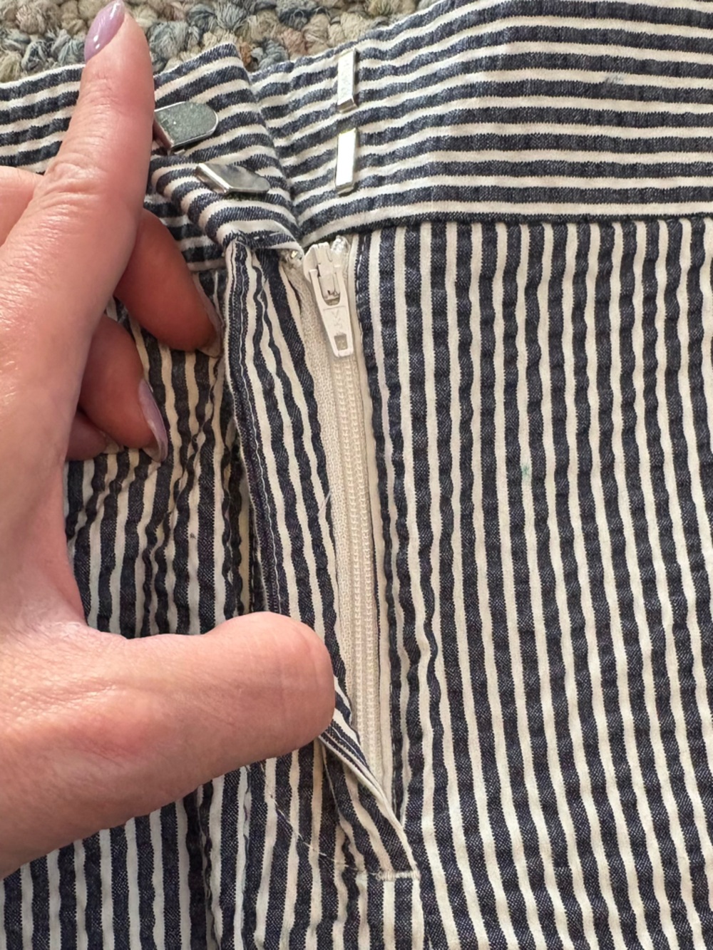 Ann Taylor Striped Seersucker Shorts | Size 8 | Blue White Coastal Preppy - Picture 4 of 6